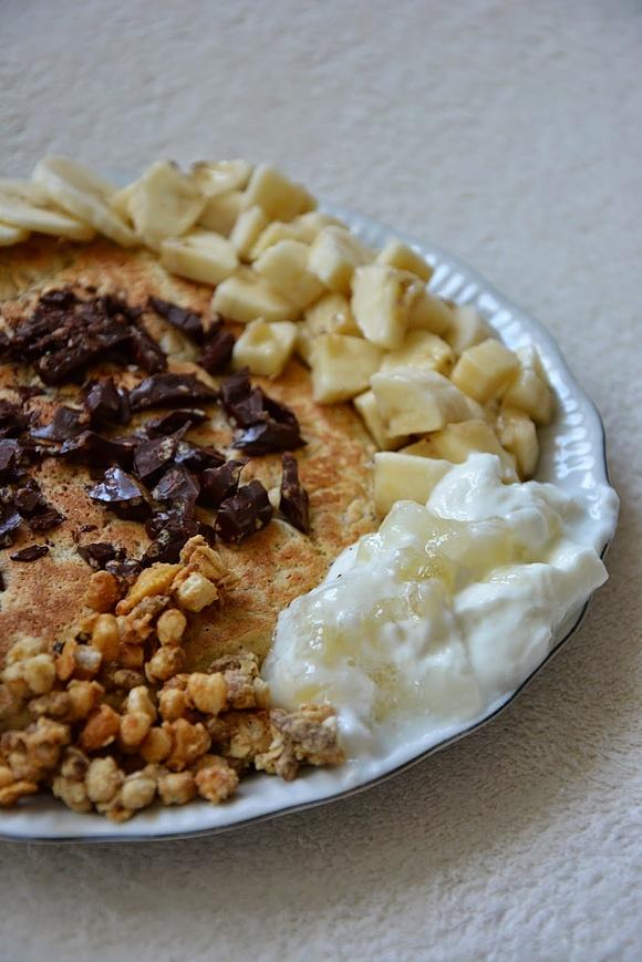 Na szybko: placek jaglany z jogurtem, granolą, pecanami, bananem i czekoladą