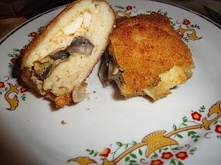 Krokiety z żółtym serem, pieczarkami i piersią kurczaka