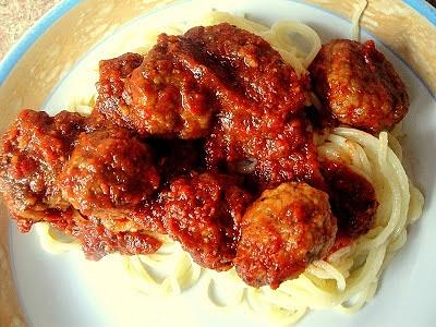 Spaghetti z klopsikami w sosie pomidorowym