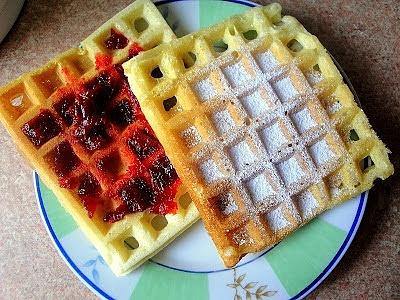 Gofry z cukrem pudrem i dżemem wiśniowym