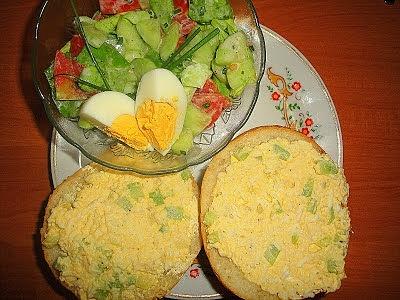 Pasta jajeczna i sałatka ze śmietaną