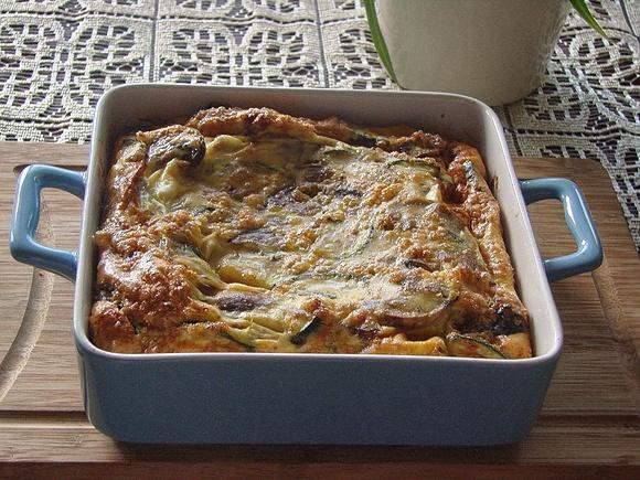 Śniadaniowa fritatta - przepis na dietetyczne danie z cukinią