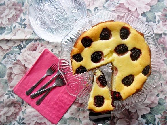 Sernik z mascarpone i jeżynami