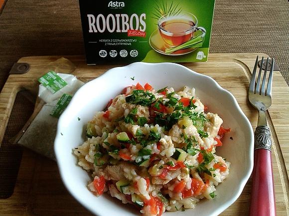 Risotto z kurczakiem, cukinią i papryką na zielonej herbaty