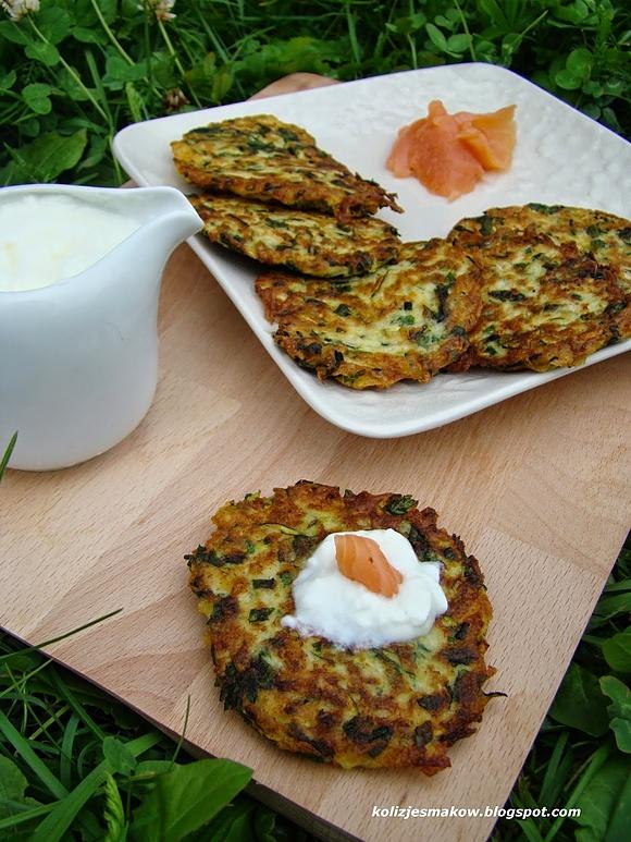 Placuszki z cukinii z natką pietruszki i łososiem