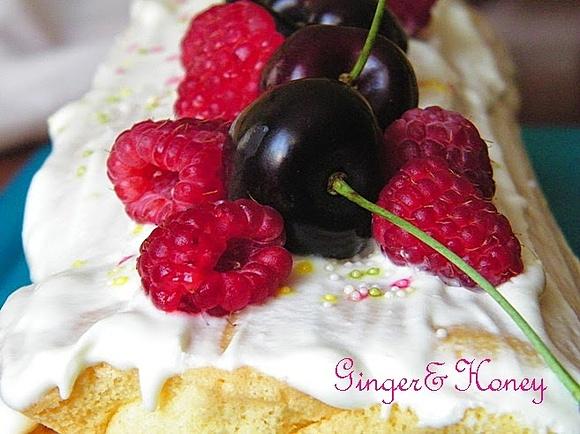 Rolada z mascarpone i letnimi owocami