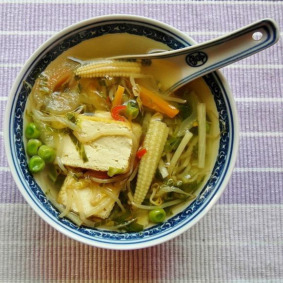 Chińska zupa ze smażonym tofu na ostro