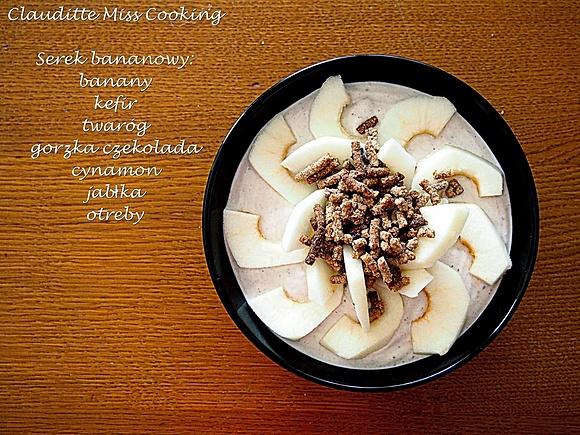 Serek bananowy z czekoladą i jabłkami na wierzchu