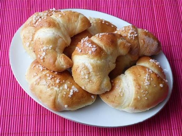 Drożdżowe rogale z serem
