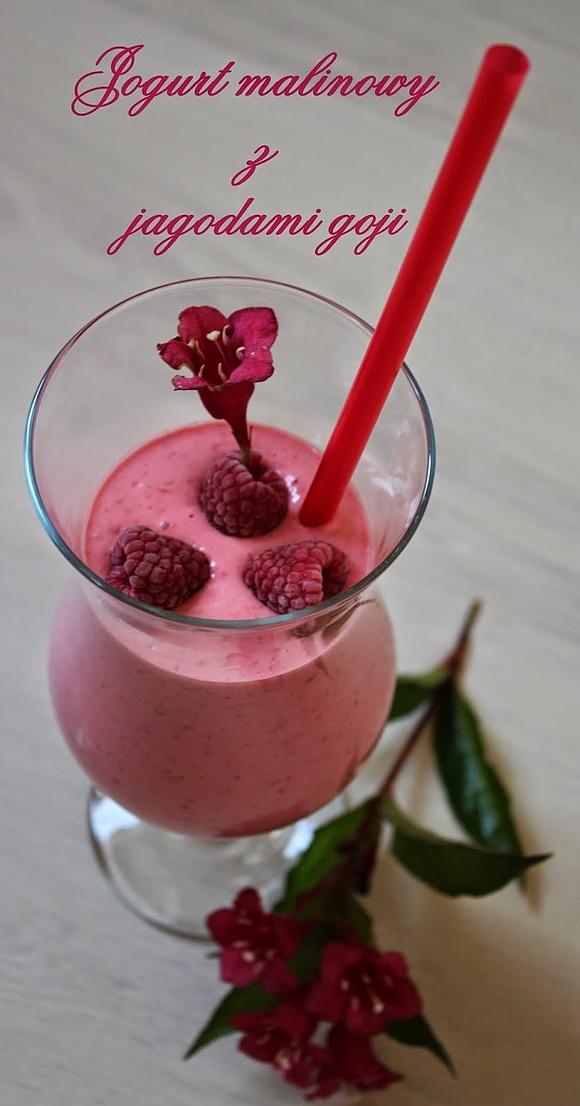 Jogurt malinowy z jagodami goji