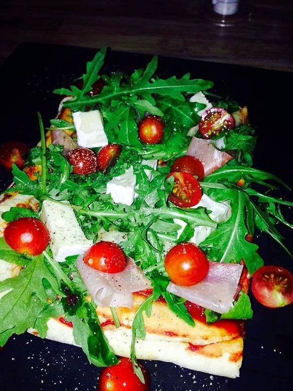 Pizza na cienkim cieście z rukolą i szynką szwarcwaldzką