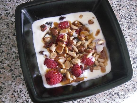 Jogurt z malinami i orzechami