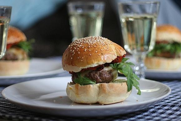 Burgery z chutney z suszonych pomidorów i gruszki