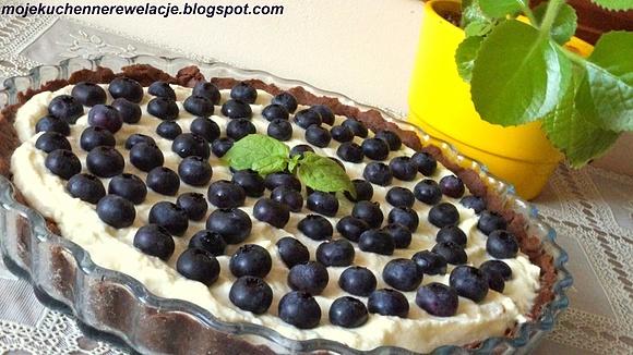Czekoladowa tarta z kremem limonkowym i borówkami