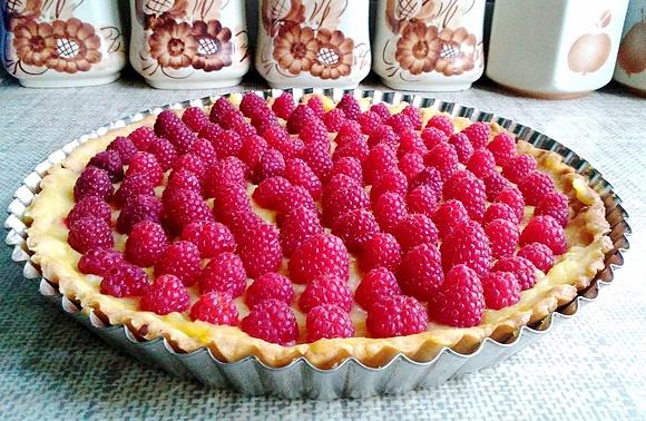 Tarta z kremem cytrynowym i malinami