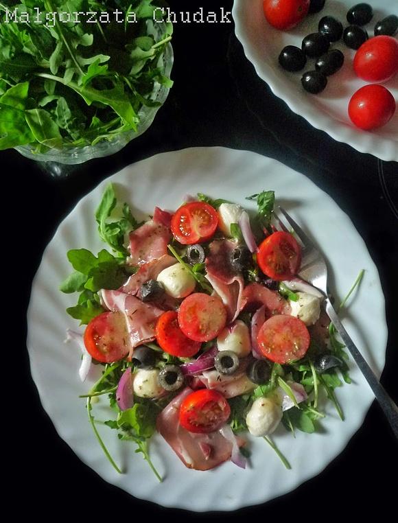 Sałatka z pomidorem, mozzarellą, szynką i rukolą