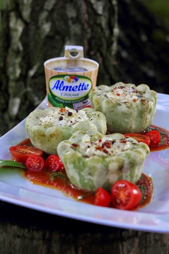 Patisony faszerowane trzema serami z sosem pomidorowym i polskim pesto