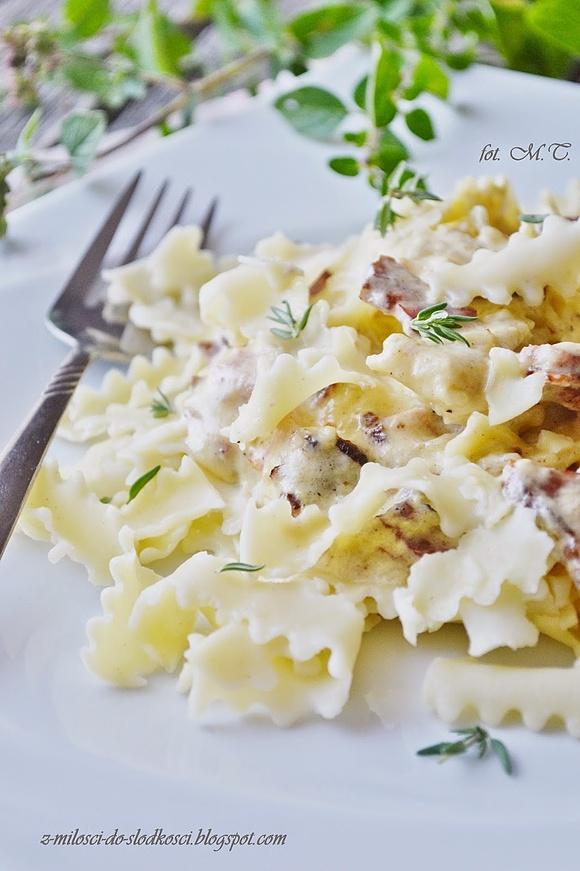 Makaron w sosie śmietanowym z boczkiem i serem