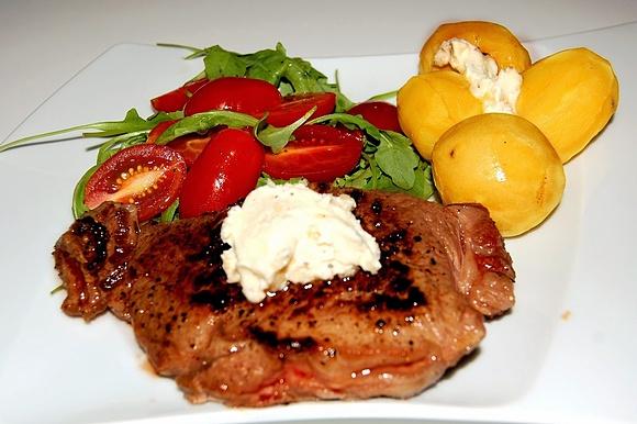 Steak z rostbefu z pieczonymi ziemniakami i sałatką z rukoli