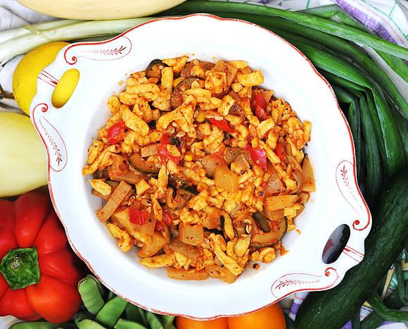 Spaetzle z gulaszem warzywnym