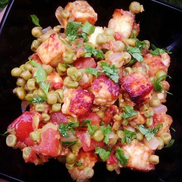 Matar paneer - indyjski twaróg z groszkiem