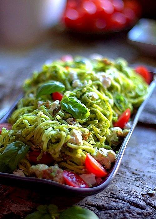 Makaron z pesto, boczkiem i fetą
