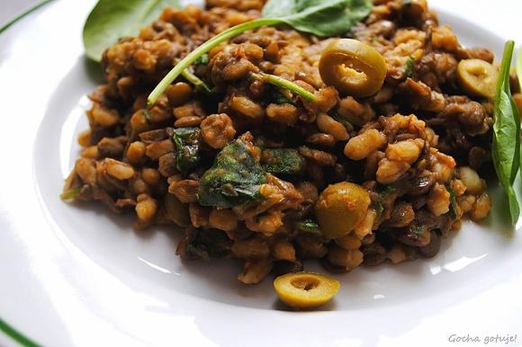 Soczewica z pęczakiem, szpinakiem, oliwkami i pesto