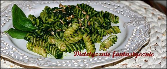 Makaron fusilli z pesto szpinakowym i słonecznikiem