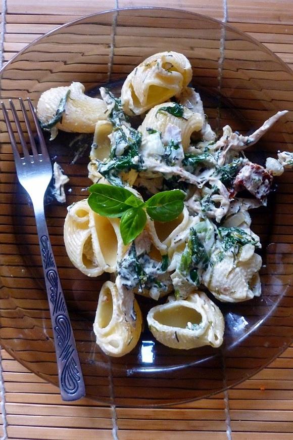 Lumaconi ze szpinakiem i suszonymi pomidorami