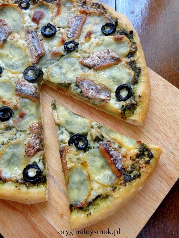 Pizza ze szpinakiem ziemniakami anchois i czarnymi oliwkami