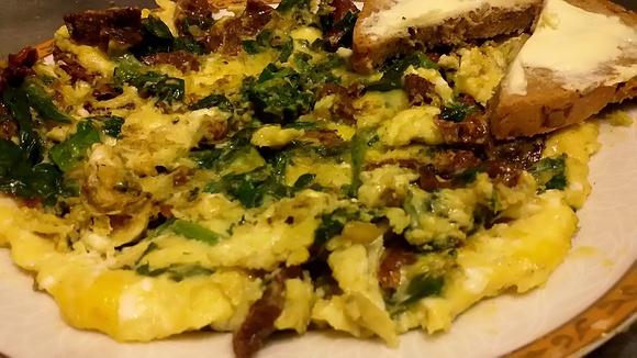 Omlet ze szpinakiem i suszonymi pomidorami