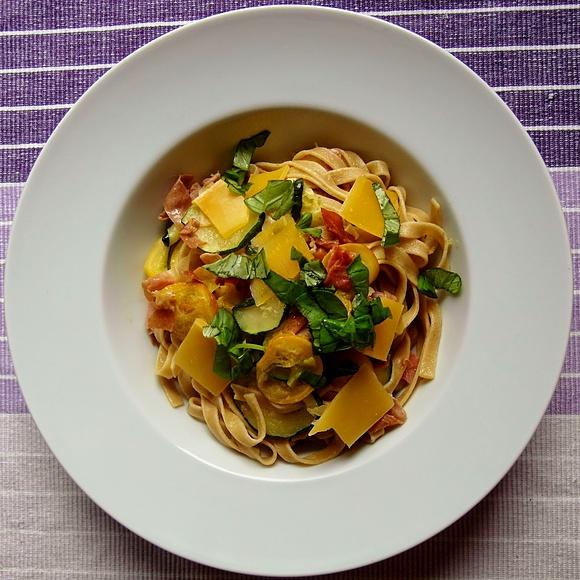Tagliatelle z cukinią i szynką parmeńską