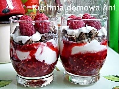 Deser z malinami i wafelkami czekoladowymi