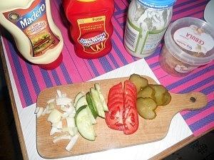 Hot-dogi w chrupiącej bułce z parówkami i sałatą