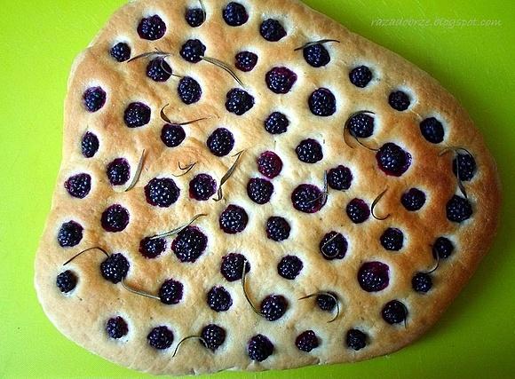 Letnia focaccia z jeżynami i rozmarynem