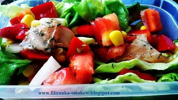 Kolorowa sałatka z łososiem do lunch boxa