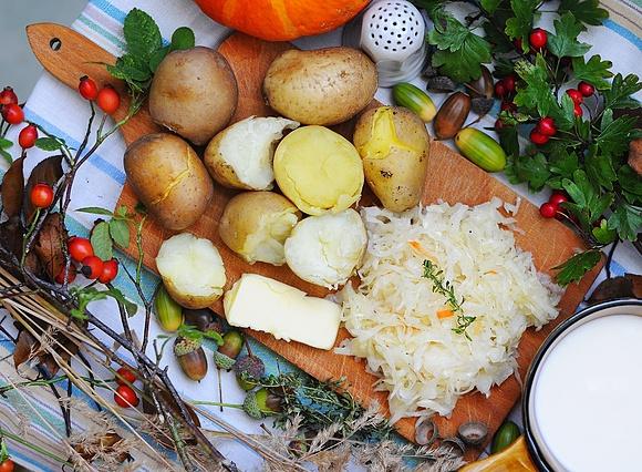 Chłopska chata ziemniaki w mundurkach