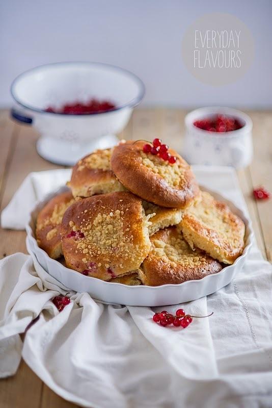 Drożdżówki brioche z porzeczkami