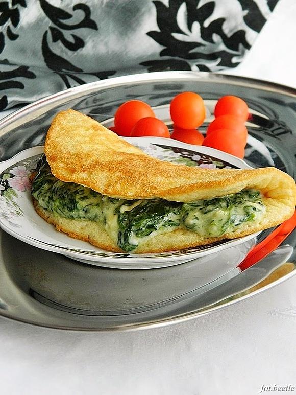 Omlet serowy ze szpinakiem i fetą