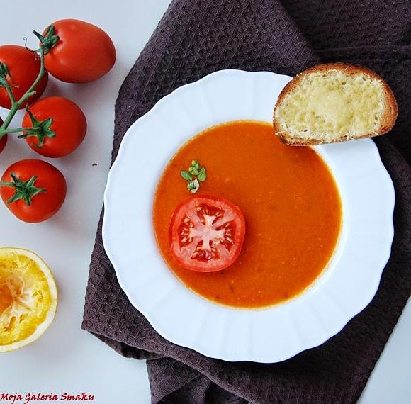 Zupa pomidorowo-pomarańczowa z grzankami i serem
