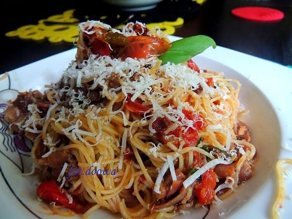 Capellini nidi w pomidorach z prosciutto i parmezanem