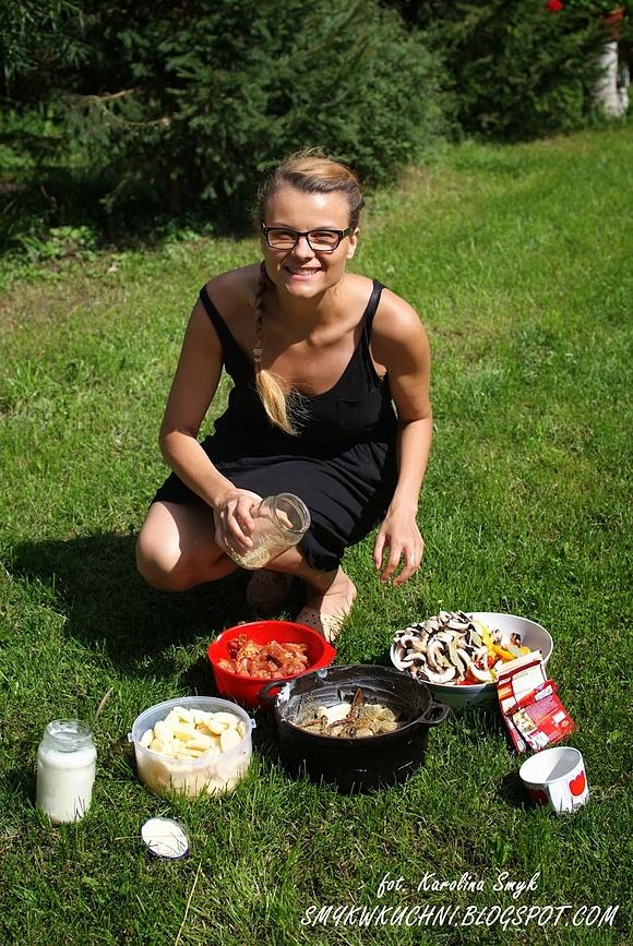 Kociołek na grillu z ziemniakami i mięsem