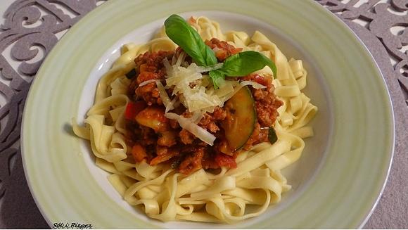 Tagliatelle z mięsem mielonym i warzywami