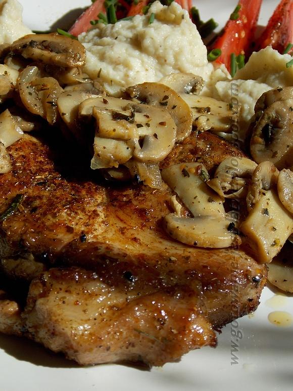 Karkówka z pieczarkami i puree z kalafiora