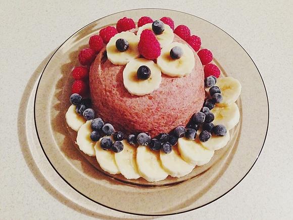 Banana i malina mug cake - szybkie i zdrowe śniadanie