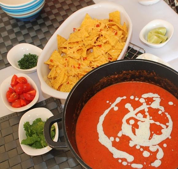 Meksykańska zupa pomidorowo-paprykowa z nachosami