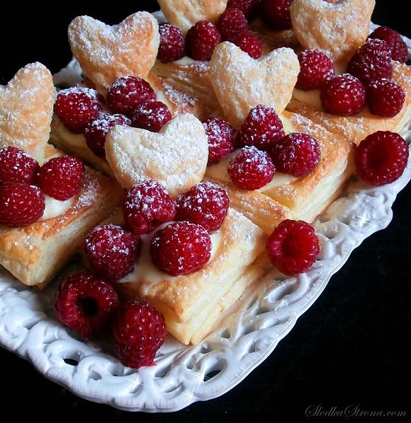 Ciastka z ciasta francuskiego z masą budyniową i owocami
