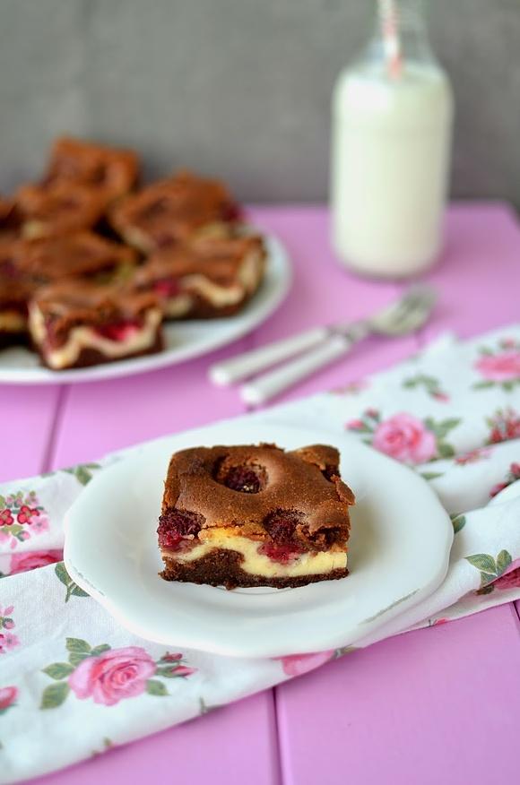 Sernikobrownies z malinami