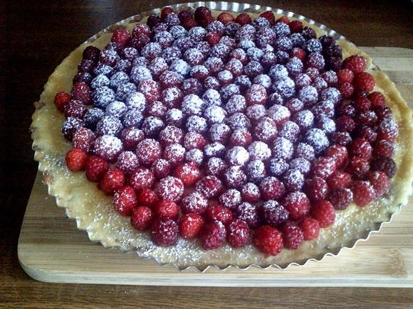 Tarta czekoladowa z budyniem i malinami