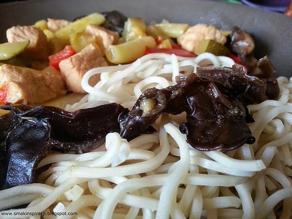 Chow Mein z warzywami i mięsem wieprzowym